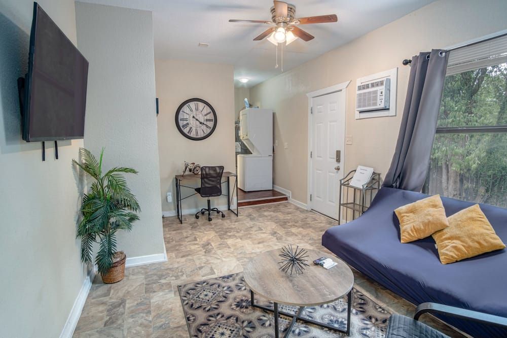 Cozy Downtown Guest House 2br/1ba Sleeps 8 - סן אנטוניו - סלון
