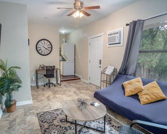 Cozy Downtown Guest House 2br/1ba Sleeps 8 - San Antonio - Sala de estar