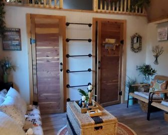 Cozy tiny cabin nested in the trees in a lake community, peaceful countryside. - Mead - Sala de estar