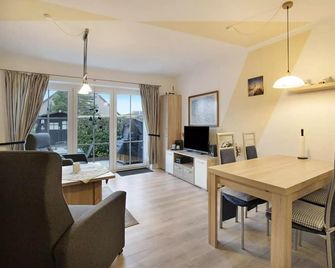 The vacation home Haus Deichblick in Neßmersiel is the perfect accommodation for a stress-free vacation with your loved ones. - Nessmersiel - Essbereich