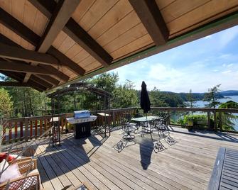 Architect Designed And Decorated Waterfront House, You Have The Whole House! - Sooke - Balkon