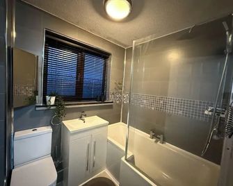 Stylish & Cosy Home in Bridgend with free parking - Bridgend