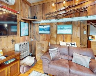 Pond View Cabin-Rustic two-bedroom loft, a short drive to Chittenden Reservoir, Killington & Rutland 2 Cabin by RedAwning - Chittenden - Living room