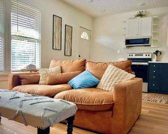 Stunning loft, Downtown Sherman, washer/dryer, WiFi, - Sherman - Wohnzimmer