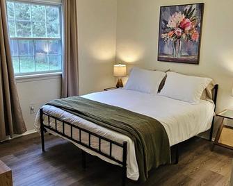 The Ranch on Raccoon with AC, wifi, deck, 2 car garage -near Avalon Grand Resort - Warren - Спальня