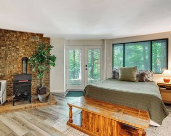 The Round House - Treetop North Carolina Cabin! - Hendersonville - Bedroom