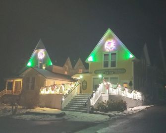 All Inclusive Bed And Breakfast - McCloud - Edificio