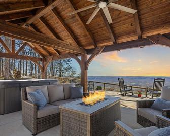 Cliffside Tiny Home w/ Panoramic Views & Hot Tub! - Dunlap - Balcony