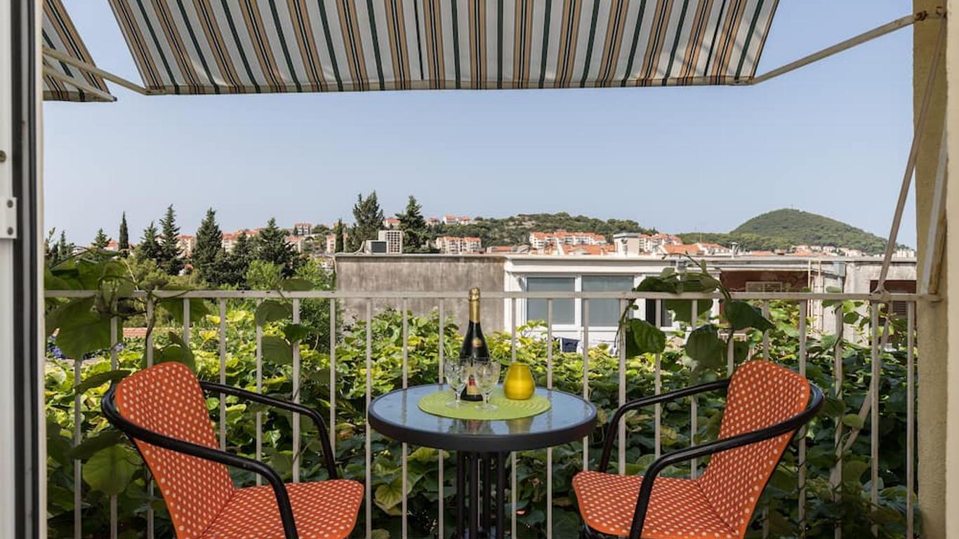 جيست هاوس براداس