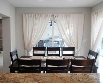 Renovated House Heated Pool Gourmet Kitchen Pet Friendly Walking to the Downtown - Coral Springs - Dining room