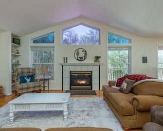 Power, Water & WiFi! Fire Pit, Private, Easy Access, Mins to Downtown! - 번스빌 - 거실