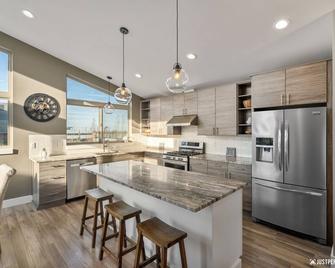 Chuck's Base Camp - Your Luxurious Alaskan Getaway - Anchorage