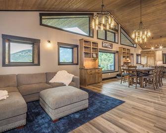 Big Sky Secluded Luxury Retreat - Gallatin Gateway - Living room