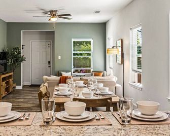 Historic Dt, Fifa 2026, 30 Mins to At&t Stdm | Tsh - Rockwall - Dining room