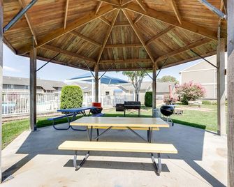 Walk to Pool + Lake: Cozy Osage Beach Condo - Osage Beach - Patio