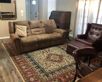 Aimee's Retreat on Robinson! Convenient to University of OK in Norman! - Moore - Huiskamer