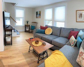 Waterbury Village Hideaway with Hot Tub - Waterbury - Wohnzimmer