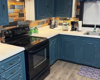2 bedroom cozy country cabin 1 minute from town. - Meridian - Kitchen