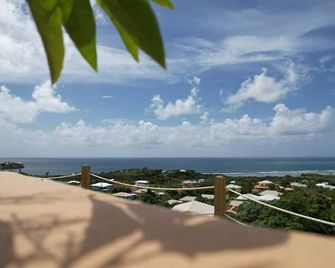 The Pearl - Spacious Air Conditioned 3bd, 2bth Villa With Gorgeous Views - Old Road - Balcony