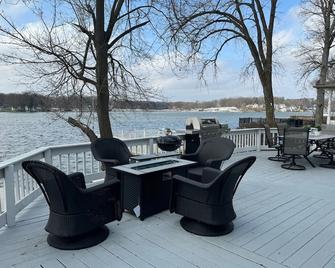 Charming Cottage on Lake Shafer-optional Pontoon! Screened gazebo and swim deck! - Monticello - Patio