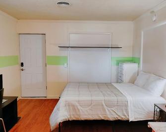 Golden Sunflower's Apt G - Lawton - Bedroom