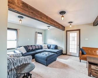 Charming Cottage w/ Lake Access and private Fire Pit - Grayling - Huiskamer