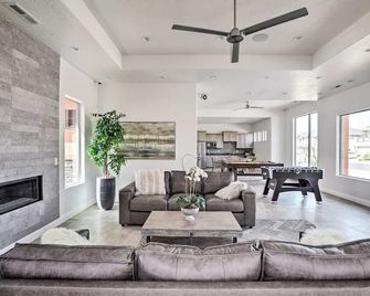 Luxury townhouse w/ private hot tub, resort amenities, ping pong table - Hurricane - Living room