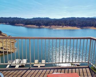 Westra's Waterfront Abode w/Private Dock, WiFi on quiet cul de sac! - Bradley - Balcón