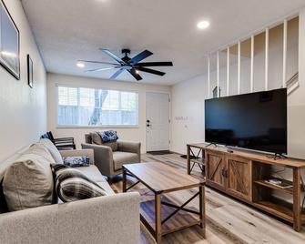 Getaway near UO, Autzen Stadium, Amazon Park # 3 - Eugene - Living room