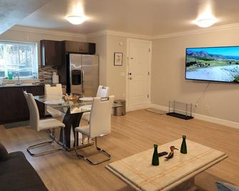 Oscar Inn & 2bd Suite up to 6 people private - Abbotsford - Dining room