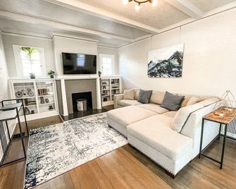 Stunning remodeled Downtown dream home - Colorado Springs - Living room