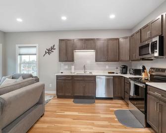 Brand New Modern Downtown Apartment, Convenient - Schenectady - Kitchen