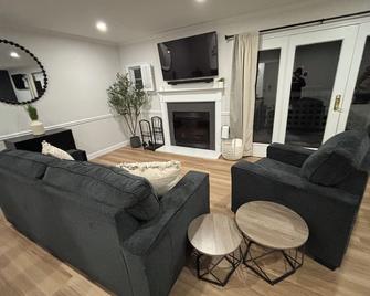 The Happy Hideaway, steps from Spa and 1 mile to Mohegan Sun - Norwich - Huiskamer