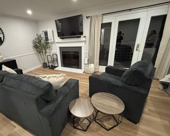 The Happy Hideaway, steps from Spa and 1 mile to Mohegan Sun - Norwich - Huiskamer