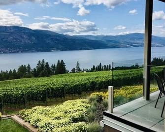 Lake County Home. 3 Bedroom. Sleeps 9 with private hot tub and is pet friendly. - Lake Country - Balcony