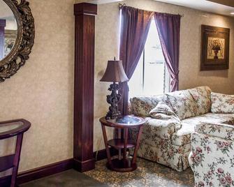 Quality Inn - Clarion - Wohnzimmer