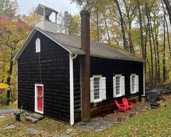 Cozy 1845 Chapel Escape near Appalachian Trail and Fahnestock Park - Hopewell Junction - Building
