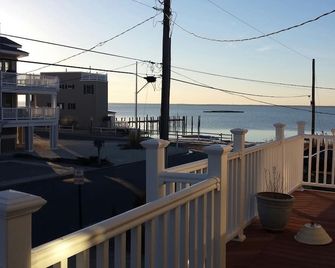 Close To Beach And Bay. Beautiful Sunsets! - Long Beach - Balcón