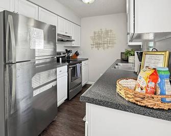 Gorgeous Clive Charmer, Near Shops, Trails & More! - Clive - Cocina