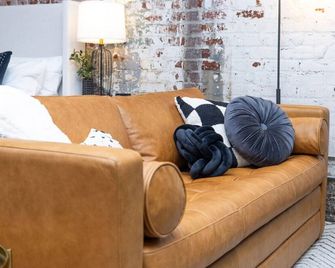 Exquisite White Lily in Old City - Knoxville - Living room