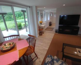 Dominion Brook Park Vacation Rental - Beautiful suite with garden / park views. - Sidney - Comedor