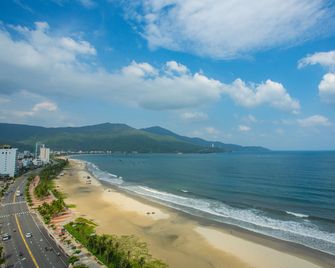 De Lamour Hotel - Da Nang - Strand