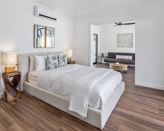 Kailua Beach Villa: Stunning Beachfront Estate Private Pool/Spa, Ocean View & Ac - Kailua - Bedroom