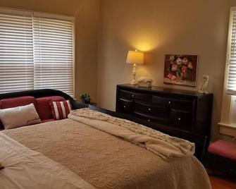 Spacious Suite in Oak Park - Montgomery - Bedroom