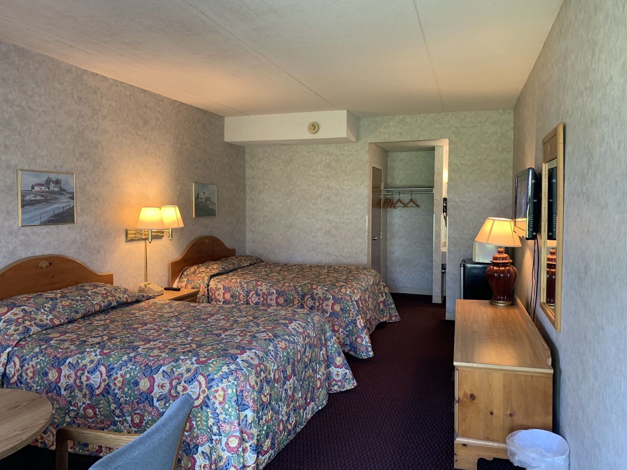 Bedroom view of Olde Amish Inn