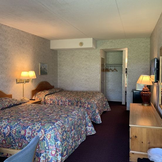 Bedroom view of Olde Amish Inn