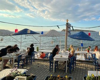 Giritli Rum Meyhanesi & Butik Otel - Karaburun - Building