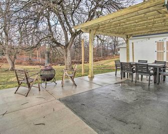 Fire Pit & Patio: Front Royal Vacation Rental! - Front Royal - Binnenhof