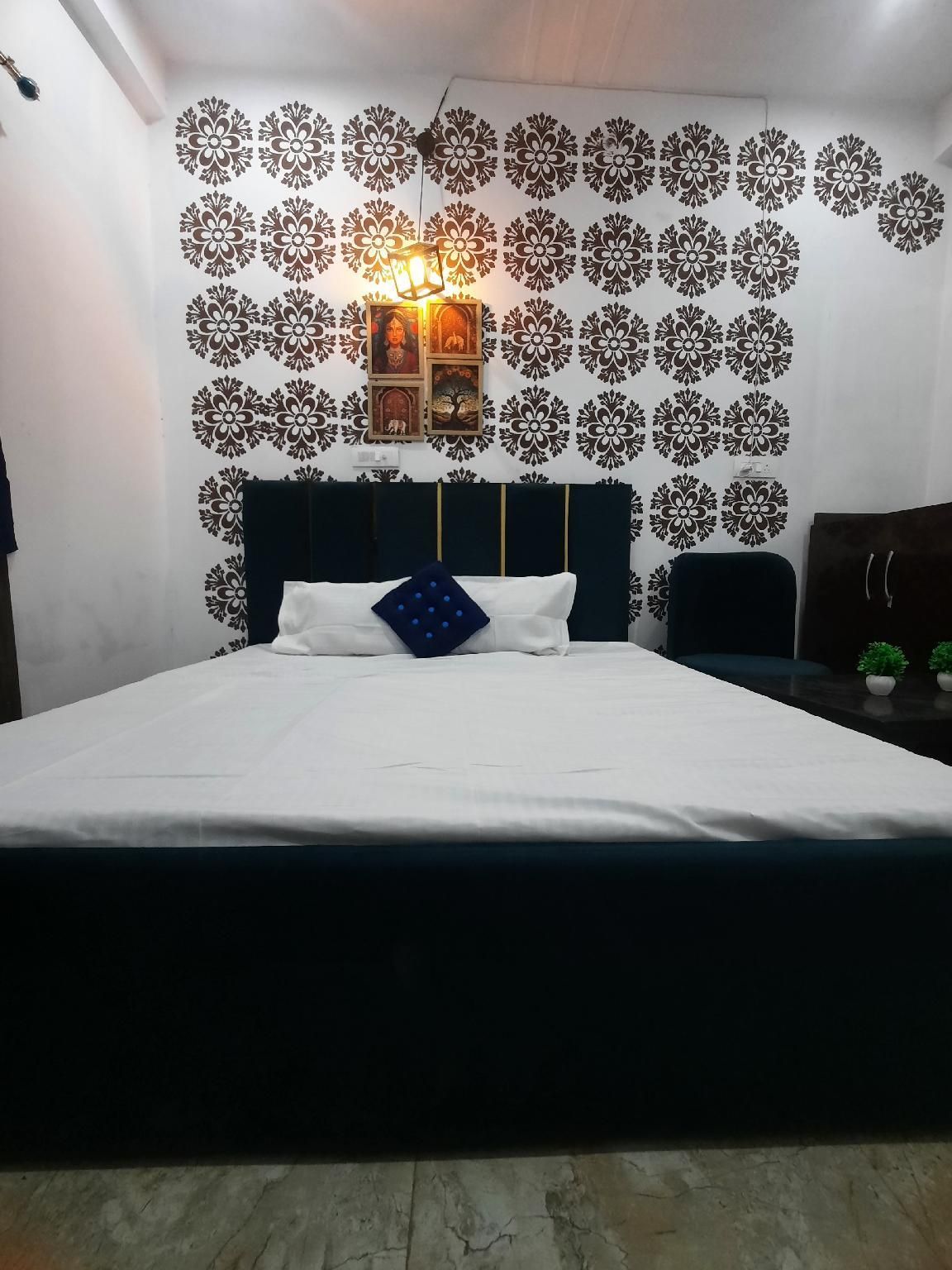 Iconic Retreat By Atulyam Stays - Prayagraj - Bedroom