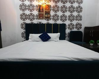 Iconic Retreat By Atulyam Stays - Prayagraj - Bedroom